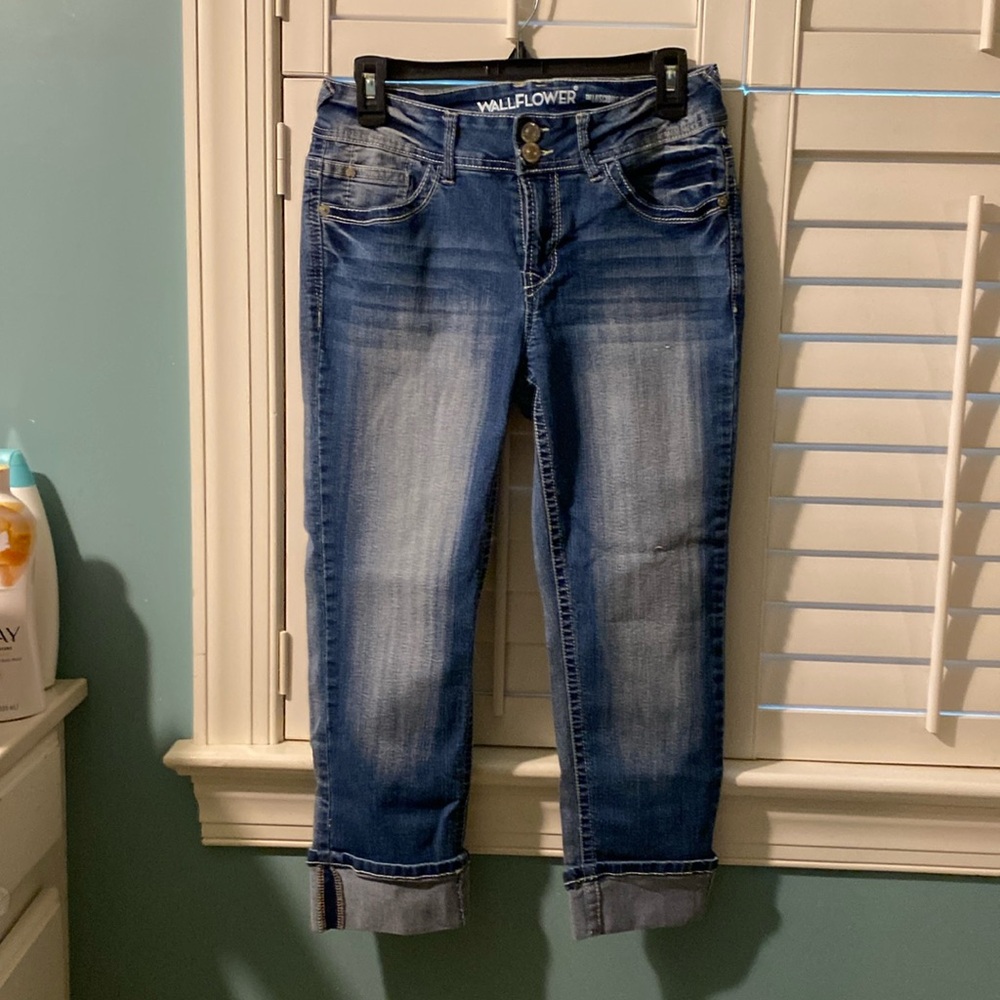 Wallflower denim capris,size 9. The Lucious curvy fit